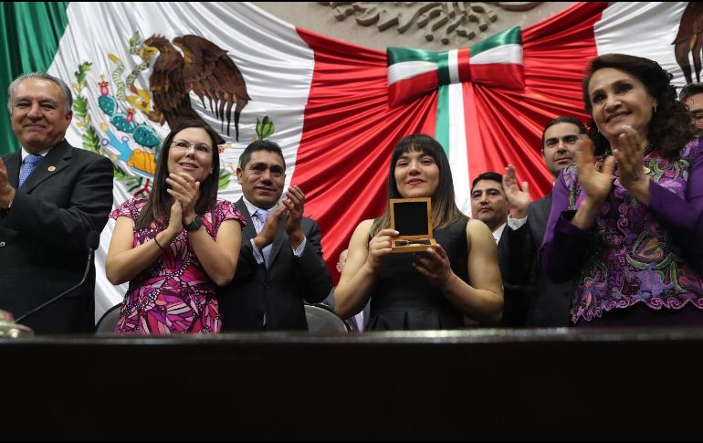 La atleta se comprometió a seguir por el mismo rumbo en las citas internacionales y desde luego dejar todo en los próximos Juegos Olímpicos Tokio 2020. TWITTER / @Mx_Diputados