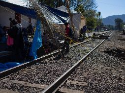 Las vías ferroviarias son propiedad concesionada del gobierno federal, por lo que autoridades estatales están en espera de que se les solicite el desalojo de los normalistas. EFE / ARCHIVO