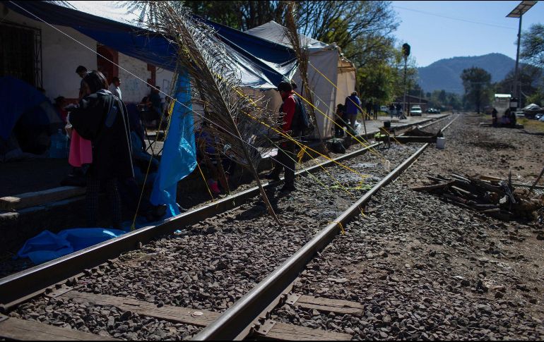 Las vías ferroviarias son propiedad concesionada del gobierno federal, por lo que autoridades estatales están en espera de que se les solicite el desalojo de los normalistas. EFE / ARCHIVO