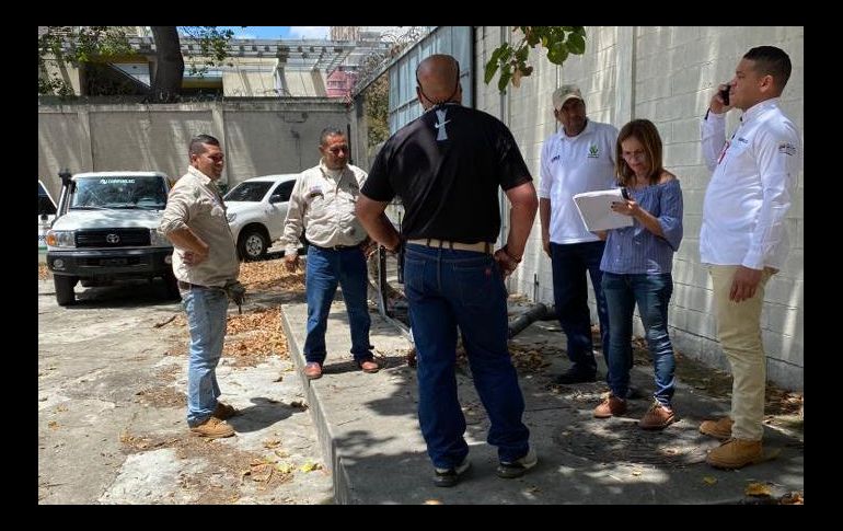 Personal de la Corpoelec trabaja en la reparación de la falla en el cable de transmisión. TWITTER/@CORPOELECinfo