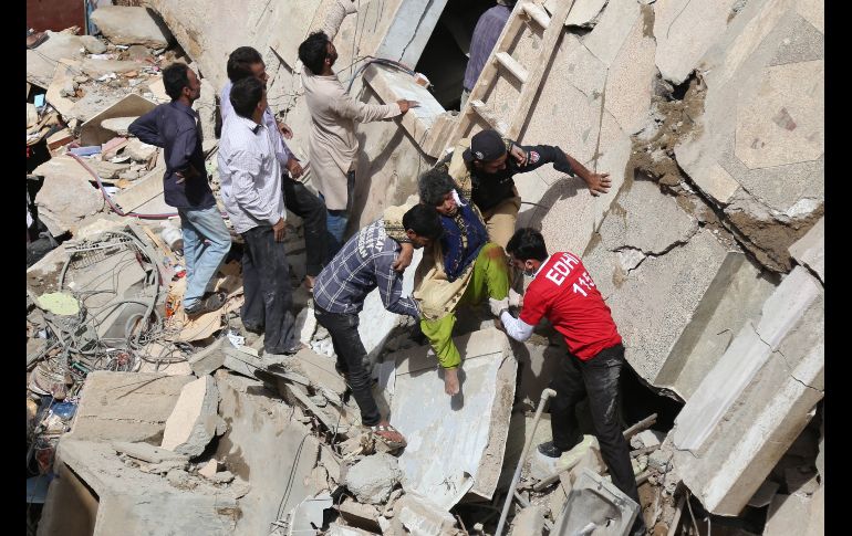 Vecinos aseguraron a periodistas que las labores de rescate no se realizaron de forma correcta en la zona. EFE/R. Khan