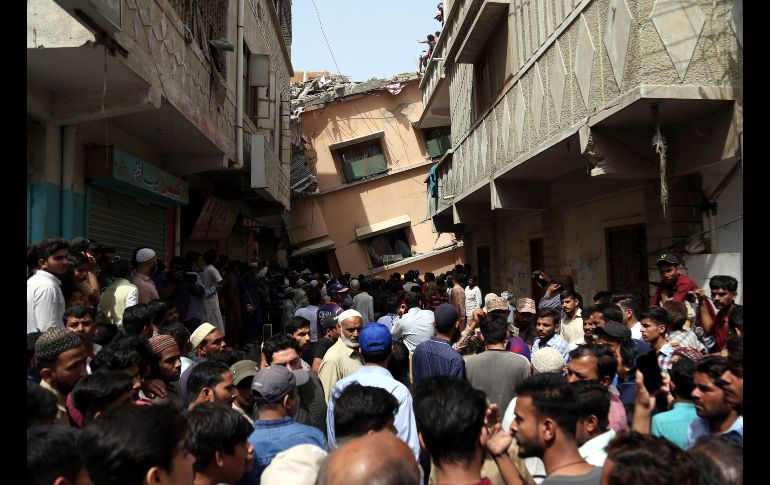 Vecinos aseguraron a periodistas que las labores de rescate no se realizaron de forma correcta en la zona. EFE/R. Khan