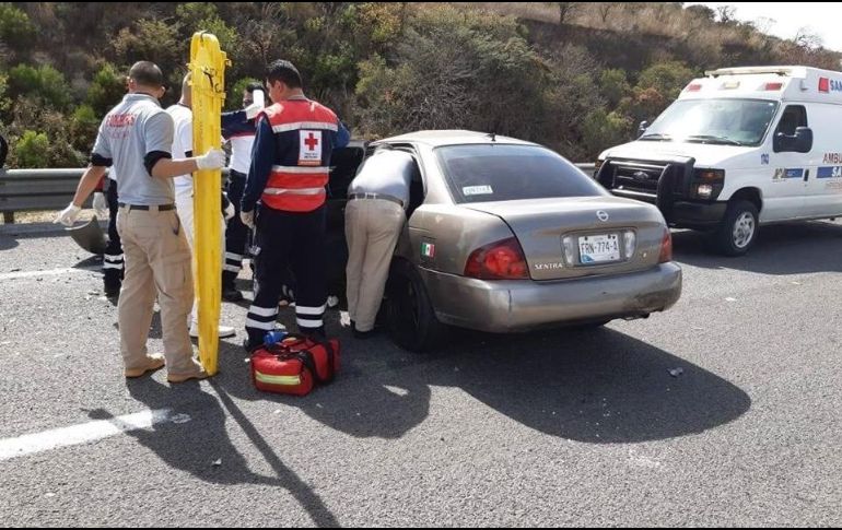 Al parecer se impactaron contra la parte trasera de otro vehículo, pero no se localizó en el sitio. ESPECIAL