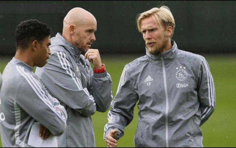 Separados. El coronavirus parece haber pegado al Ajax de Holanda y uno de los afectados podría ser Cristian Poulsen (derecha). EFE