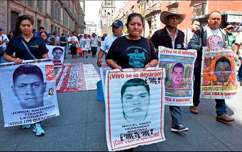 Familiares de los estudiantes desaparecidos llegan a Palacio Nacional para dialogar con funcionarios. AFP/A. Estrella