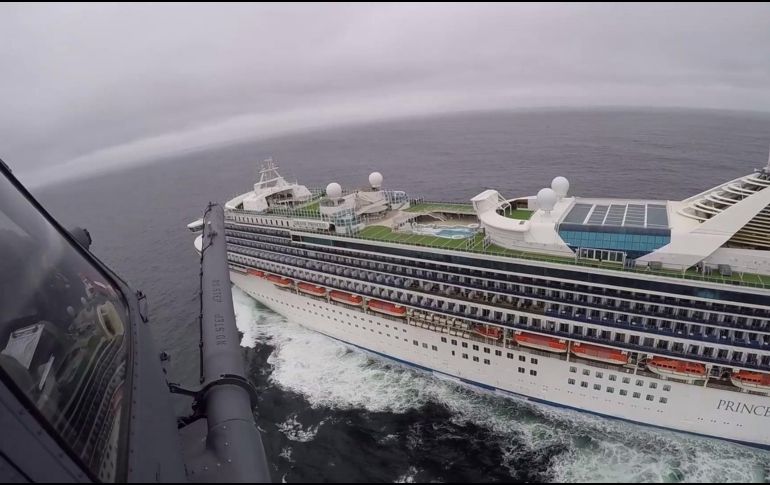 El crucero está actualmente detenido frente a la costa de California, mientras se obtienen los resultados de exámenes que podrían revelar si hay coronavirus entre las más de tres mil500 personas a bordo. EFE/EPA/Guardia Nacional de California