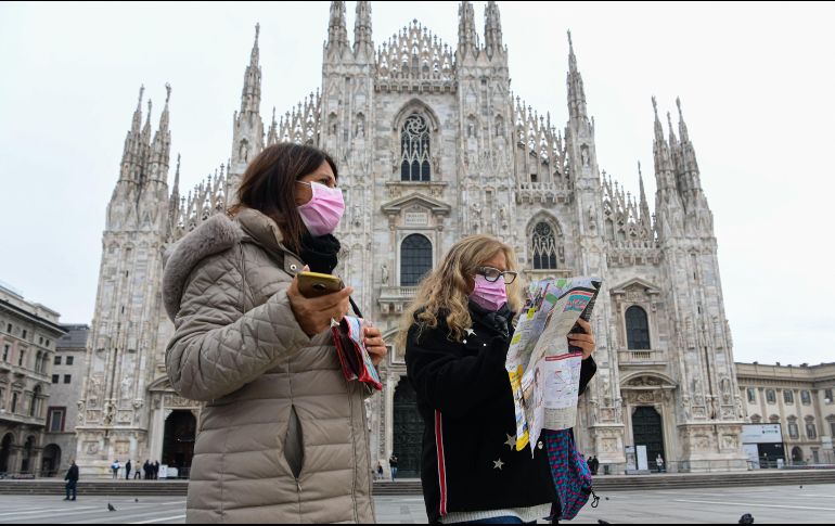 Turistas argentinas en Milán, Italia. Aunque no hay restricciones de viajes en gran parte de atractivos turísticos, la baja demanda de viajes ha llevado a aerolíneas a cancelar sus vuelos a países con brotes. AFP/ARCHIVO