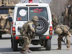 Militares británicos y fuerzas de la OTAN revisan una ambulancia en el sitio del atentado en Kabul. AP/R. Gul