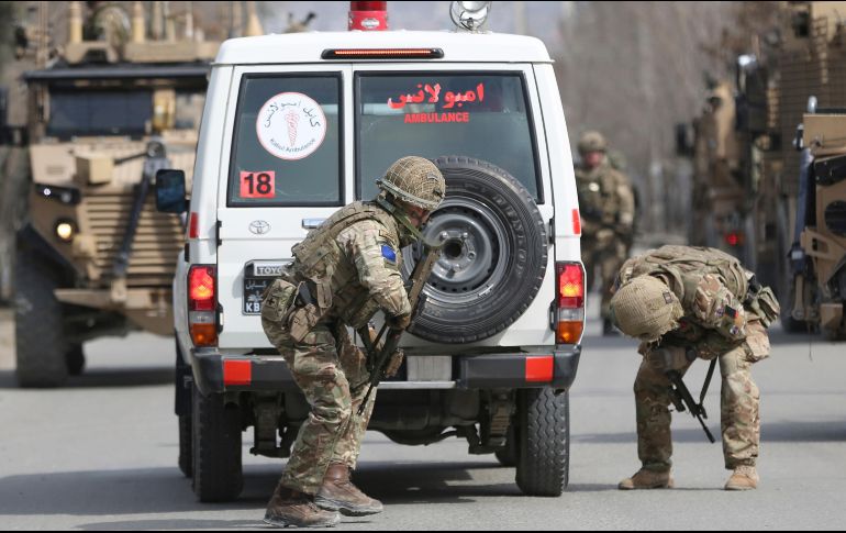 Militares británicos y fuerzas de la OTAN revisan una ambulancia en el sitio del atentado en Kabul. AP/R. Gul