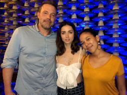 Ben Affleck y la actriz Ana de Armas posaron con una admiradora en la Fábrica de Arte Cubano. EFE / A. Ameris