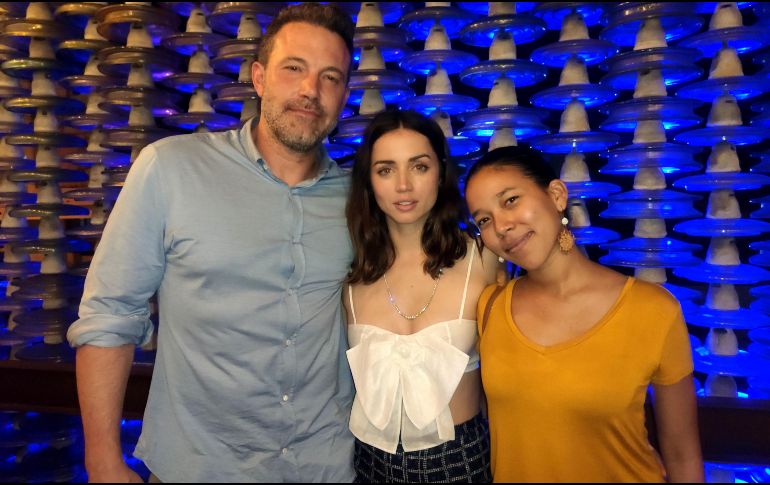 Ben Affleck y la actriz Ana de Armas posaron con una admiradora en la Fábrica de Arte Cubano. EFE / A. Ameris