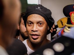 El brasileño Ronaldinho Gáucho sale del Palacio de Justicia tras comparecer ante el juez Mirko Valinotti, este viernes, en Asunción. EFE/N. Aguilar