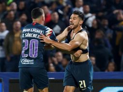 Henry Martín celebra con sus compañeros su anotación, ocurrida al minuto 90+3. EFE/J. Méndez