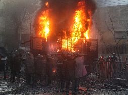 Policías antimotines enfrentan a los rijosos en la capital. AP/E. Félix
