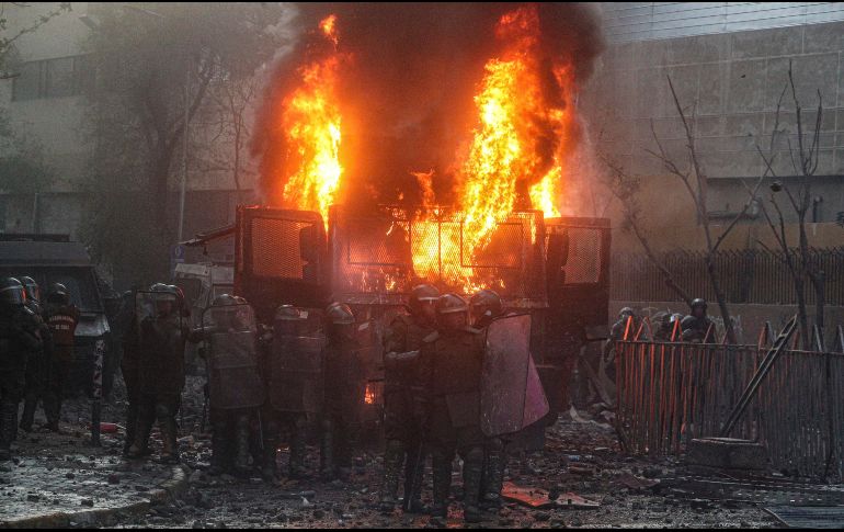 Policías antimotines enfrentan a los rijosos en la capital. AP/E. Félix