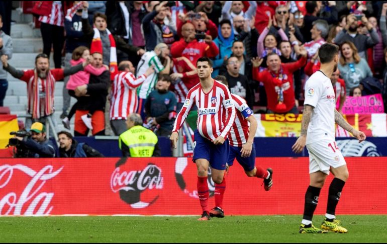 El VAR fue el protagonista del partido. EFE / R. Jiménez