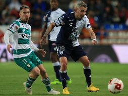 Rubens Sambueza, de Pachuca (d), disputa el balón con Fernando Gorriarán (i), de Santos Laguna, durante el encuentro. EFE/D. Martínez