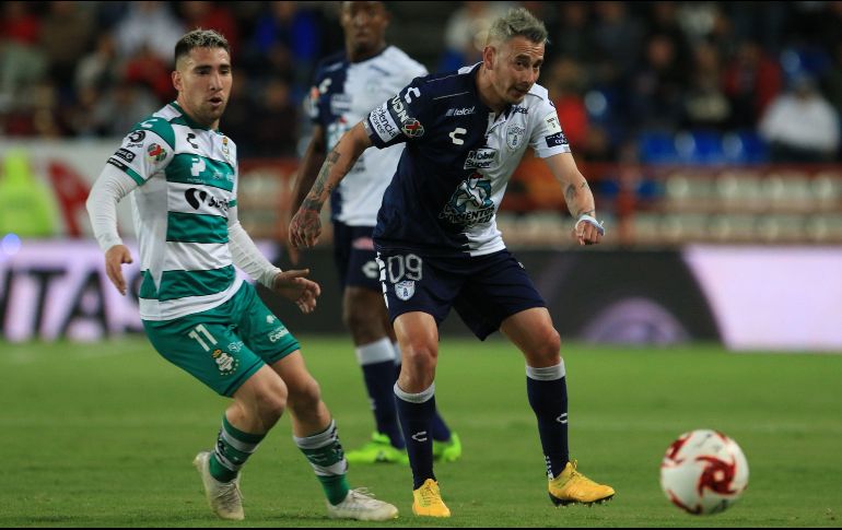 Rubens Sambueza, de Pachuca (d), disputa el balón con Fernando Gorriarán (i), de Santos Laguna, durante el encuentro. EFE/D. Martínez