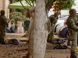 Elementos de la Guardia Nacional resguardan los alrededores de la clínica del IMSS donde ocurrió la balacera. EFE