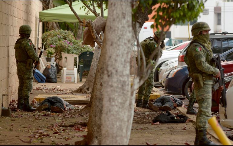 Elementos de la Guardia Nacional resguardan los alrededores de la clínica del IMSS donde ocurrió la balacera. EFE