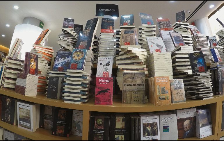 A la entrada de la librería José Luis Martínez del Fondo de Cultura Económica, el lector encontrará las novedades, donde los autores masculinos imperan. EL INFORMADOR / A. Camacho