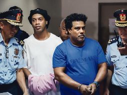 Esposados. Ronaldinho y su hermano comparecieron ante las leyes de Paraguay. EFE