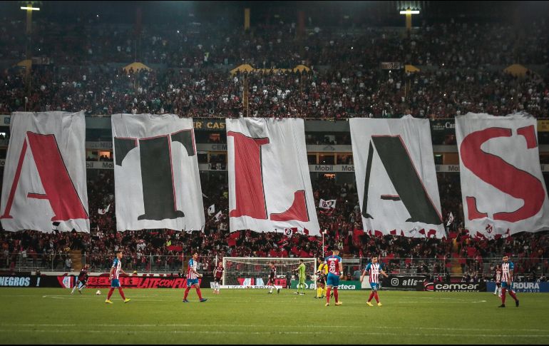 Fiesta. La barra del Atlas desplegó un tifo con el nombre de su equipo. EL INFORMADOR • F. Atilano
