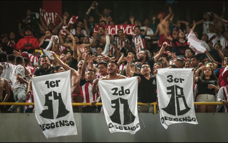 Recuerdan. La barra de Chivas no dejó pasar la oportunidad de burlarse del acérrimo rival y uno de los motivos fueron los tres descensos que han padecido los rojinegros.  EL INFORMADOR• F. Atilano