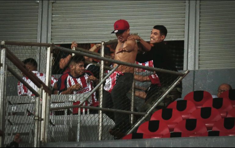 Nada los detuvo. Los rijosos rompieron parte de la malla que los separaba. EL INFORMADOR/F. ATILANO