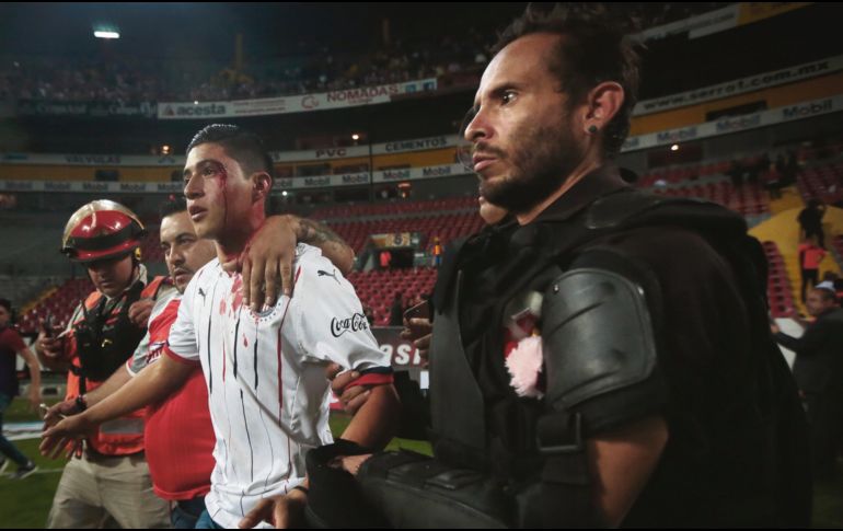 Asegurado. Uno de los lesionados es retirado por varios elementos. EL INFORMADOR/F. ATILANO