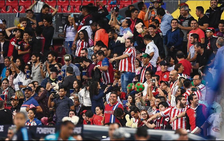 Vuelan. Miles de peluches fueron recolectados al medio tiempo. La afición respondió a la campaña Relate X Jalisco al lanzarlos al terreno de juego. IMAGO7