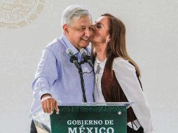 Beso. López Obrador y su esposa, Beatriz Gutiérrez Müller, durante la entrega de apoyos en Aguascalientes. NTX