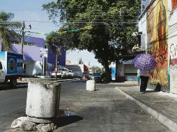 Cruce. Imagen de la zona donde el comerciante coloca su puesto de tacos, con los bolardos ilegales. EL INFORMADOR• A. Camacho