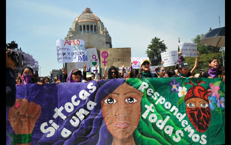 Con cartelones y mantas, las mujeres avanzan rumbo al Zócalo. AFP/R. Vázquez