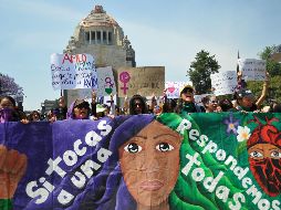 Con cartelones y mantas, las mujeres avanzan rumbo al Zócalo. AFP/R. Vázquez