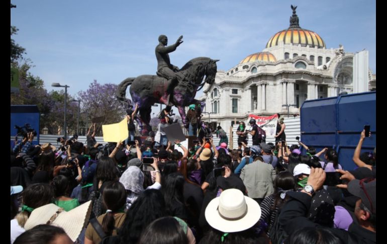 Un grupo tiró las protecciones y realizó pintas en la estatua de Madero afuera del Palacio de Bellas Artes. SUN/C. Mejía
