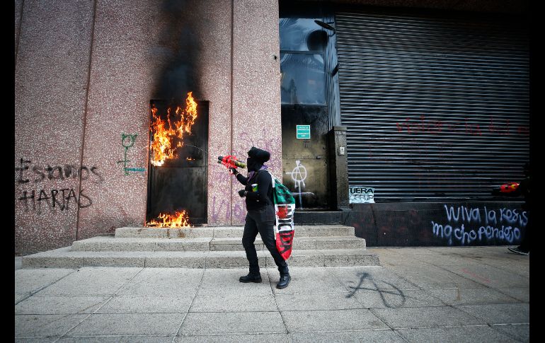 A la puerta de este inmueble le prendieron fuego. AP/R. Blackwell