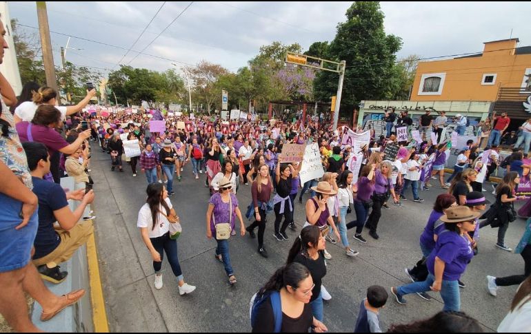 A las orillas hay mujeres con carteles que no se unen pero que con puño en alto y con consignas muestran su unión al contingente. EL INFORMADOR / E. Barrera