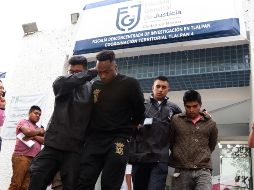 Ibarra salió esposado ayer de un Ministerio Público rumbo al reclusorio. EFE/ARCHIVO