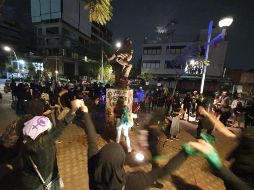 El contingente sigue avanzando hacia la Glorieta Niños Héroes. EL INFORMADOR / R. Bobadilla