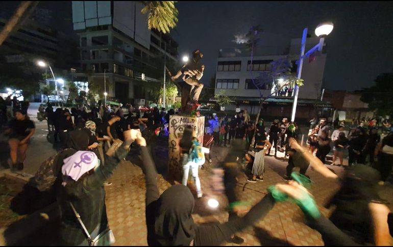 El contingente sigue avanzando hacia la Glorieta Niños Héroes. EL INFORMADOR / R. Bobadilla