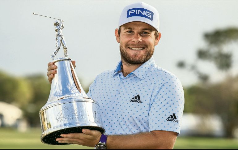 Premiación. Tyrrell Hatton muestra su trofeo tras conseguir el título ayer. EFE