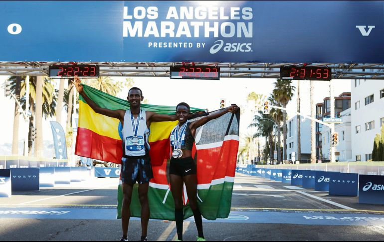 Festejo. Los ganadores celebran con sus respectivas banderas en la línea de meta. AFP