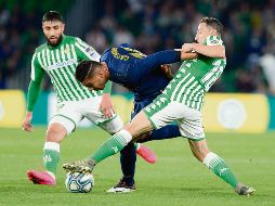 Firme. El “Principito” tapatío (derecha) fue clave para nulificar a la poderosa delantera del Real Madrid, que sólo pudo anotar un tanto. Además dio una asistencia. EFE