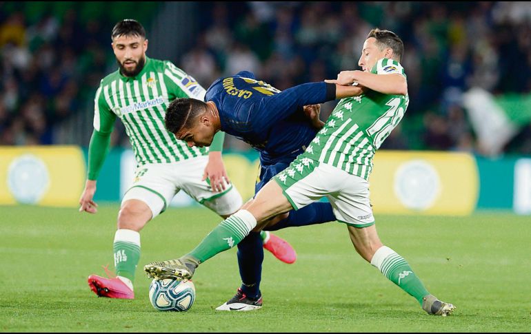 Firme. El “Principito” tapatío (derecha) fue clave para nulificar a la poderosa delantera del Real Madrid, que sólo pudo anotar un tanto. Además dio una asistencia. EFE