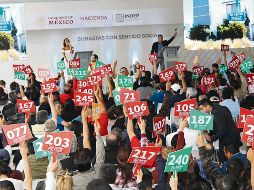 Los pinos. Compradores asistieron al recinto cultural para adquirir bienes. ESPECIAL