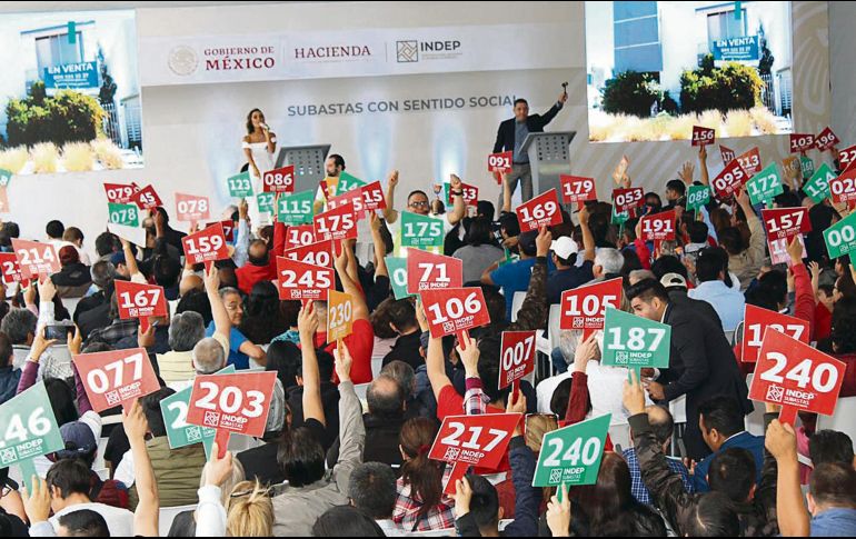 Los pinos. Compradores asistieron al recinto cultural para adquirir bienes. ESPECIAL