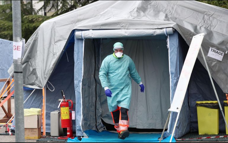 Según autoridades chinas, existen 109 mil 45 personas contagiadas en todo el planeta. EFE / F. Venezia