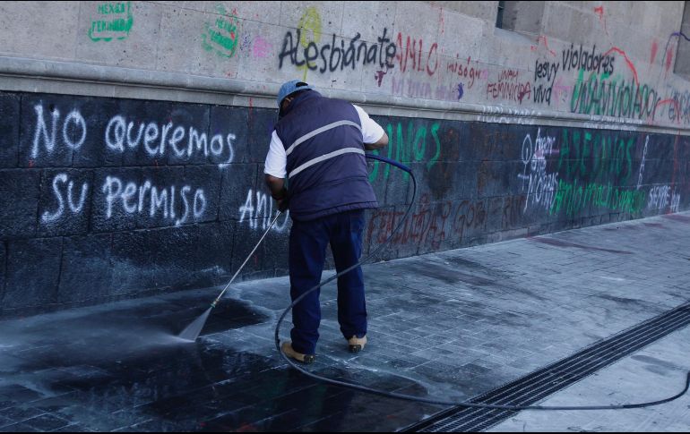 Además de los muros del recinto histórico que data del siglo XVI, la puerta principal de Palacio Nacional luce con manchas de pintura roja. NTX / A. Guzmán