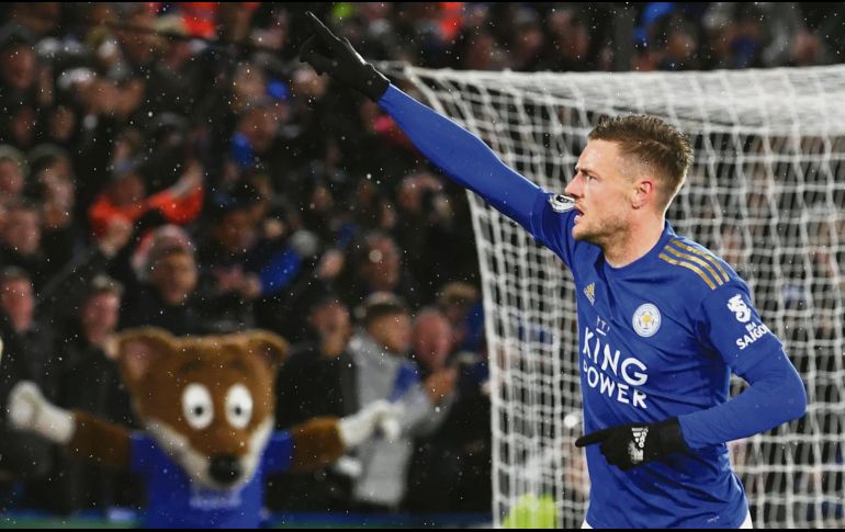 LA FIGURA. El delantero Jamie Vardy fue la figura del Leicester al regresar a la senda del gol y dar el triunfo con un doblete. AFP